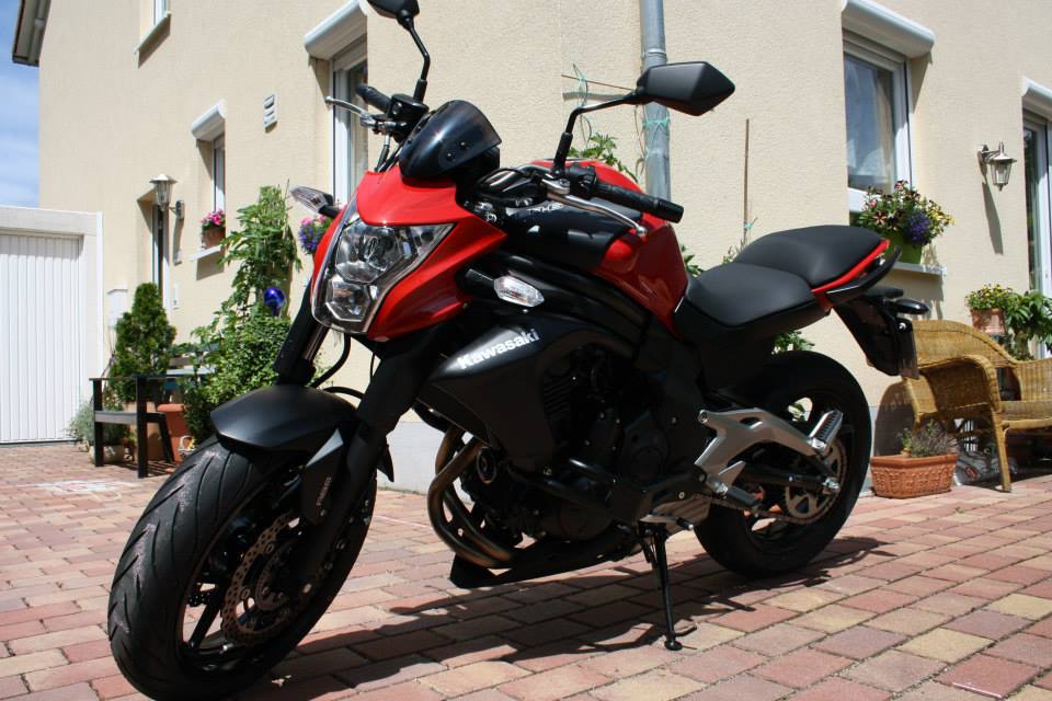 Durch das einfache Handling und die optionale Drosselung ist die ER 6n besonders für den Motorrad Einsteiger geeignet. Die geringe Sitzhöhe bietet dabei auf für kleiner Fahrerinen und Fahrer Komfort. Dennoch ist die Kawasaki mit ihrer Höchstgeschwindigkeit von 200 km/h ein imposantes Motorrad.